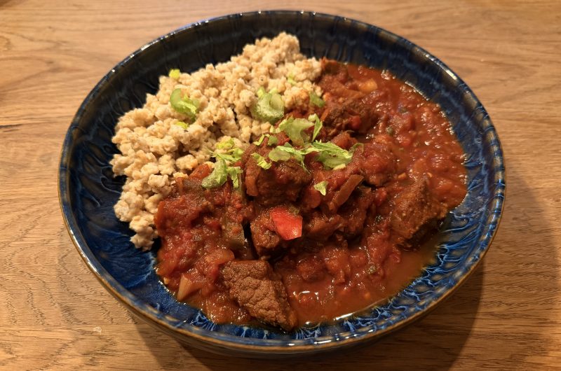 Rindergulasch mit Haferkleie-Spätzle
